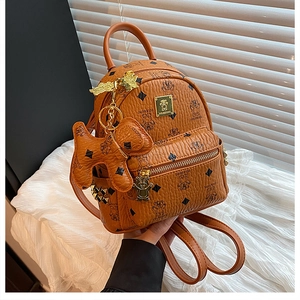 Dettaglio di mini zaino in pelle PU marrone con motivo a orso e borchie dorate