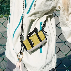 Mini sac cylindrique en blocs de couleurs vert olive et gris pour les sorties sportives