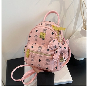 Dettaglio mini zaino rosa con stampe di orsi e borchie a piramide dorate sul lato laterale