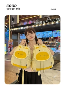 Détail du sac à dos vache jaune avec cordon de serrage et design de visage animal mignon