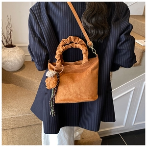 Vue détaillée du sac à main léopard pour fille avec un adorable pendentif chiot en peluche