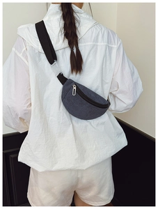 Détail du sac banane en velours côtelé gris foncé avec boucle et sangle réglable