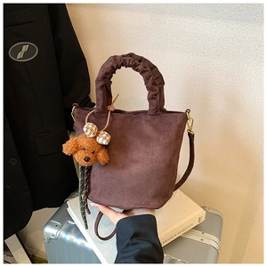 Détail du sac léopard en peluche avec pendentif chien et poignée à volants