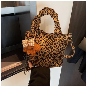 Détails d'un sac à main léopard pour enfants avec breloque chiot en peluche et poignée plissée