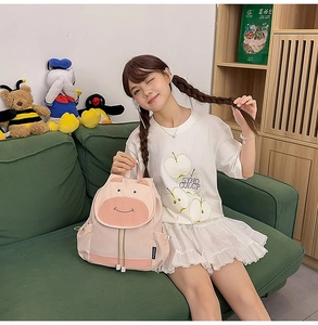 Détail du sac à dos vache avec oreilles 3D et broderie sur toile rose de qualité
