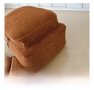 Detailansicht der warmbraunen Cord-Textur und Verarbeitungsqualität der Kinder-Brusttasche