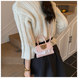 Détail du sac à main rose pour enfant avec broderie d'ours et bordure en dentelle