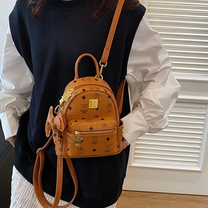 Mini zaino vintage marrone con monogramma orso e dettagli dorati su una modella