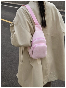 Kinder Brusttasche aus rosa Cord mit praktischem Mehrfachtaschendesign und Schultergurt