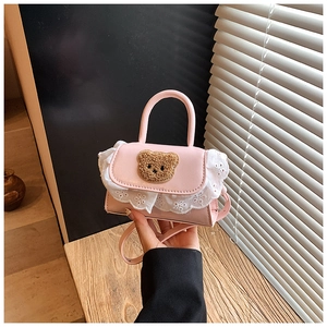Mini sac à bandoulière rose avec bordure en dentelle blanche et petit ours en peluche