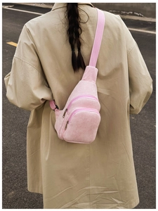 Rückansicht eines Mädchens mit rosa Cord-Brusttasche mit verstellbarem Gurt und Zippern