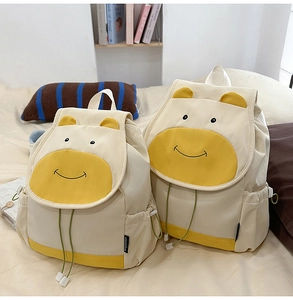 Détail du sac à dos vache mignon avec oreilles 3D jaunes et visage souriant