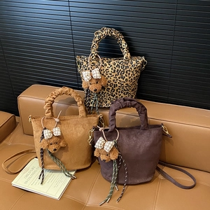 Sac À Bandoulière Léopard Pour Filles Sac À Main En Daim Poignée Froncée Avec Pendentif Ours En Peluche Mode Automne Hiver