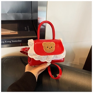 Détail du sac rouge pour enfants en similicuir avec ours en peluche et bordure en dentelle