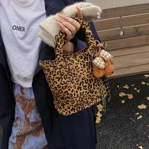 Sac fourre-tout léopard pour filles avec breloque ours sur un banc en bois en automne