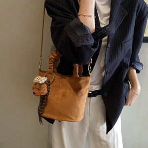 Sac à main mignon en daim marron pour enfants avec pendentif chien en peluche et bandoulière