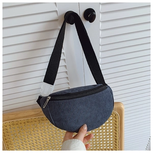Détail du sac banane enfant en velours côtelé bleu avec sangle et boucle réglables