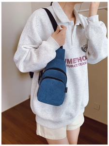 Detail der dunkelblauen Kinder-Brusttasche aus Cord mit Doppel-Reißverschluss