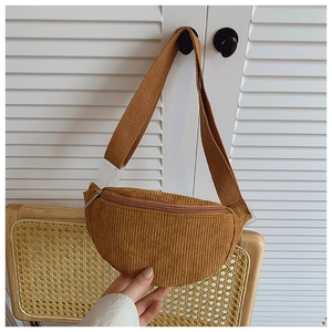 Détail du sac banane en velours côtelé caramel montrant la texture et la bandoulière