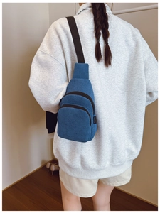 Detailansicht der blauen Kinder-Brusttasche aus Cord mit verstellbarem Gurt und Reißverschluss