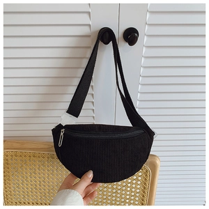 Détail du sac banane en velours côtelé noir avec fermeture éclair et sangle ajustable