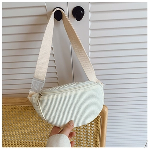Détail du sac banane en velours côtelé blanc cassé montrant la texture et la sangle