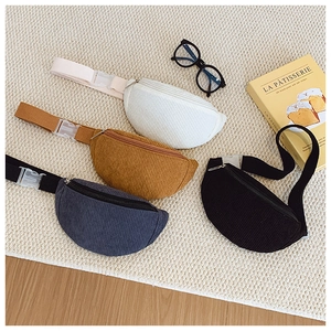 Vue à plat de quatre sacs banane en velours côtelé blanc, marron, gris et noir avec sangles