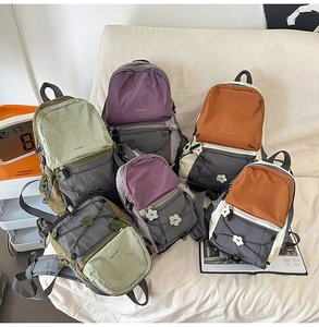 Detail bunter Outdoor-Rucksäcke mit Fronttaschen und elastischen Kordelzügen