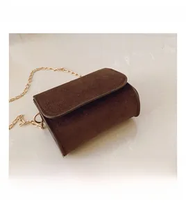 Detailansicht der braunen Wildleder-Mini-Tasche mit Goldkette und klassischem quadratischem Design