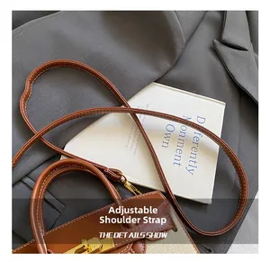 Details des verstellbaren Schultergurts und der goldenen Schnalle an der Leopard-Tasche