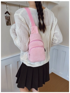 Detailansicht der rosa Cord-Brusttasche für Kinder mit mehrlagigem Reißverschluss-Design