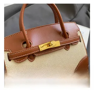 Nahaufnahme des goldenen Metalldrehverschlusses und Lederriemens der Patchwork-Tasche