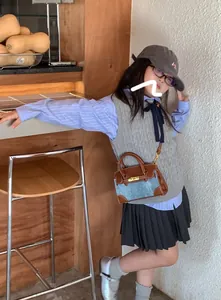 Mini-Handtasche für Kinder aus Leder und Denim im Farbmix kombiniert mit Freizeitlook