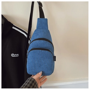 Detailansicht der blauen Cord-Brusttasche mit Doppelreißverschluss und Gurtband