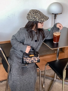 Nahaufnahme einer modischen Mini-Handtasche mit Leopardenmuster für Kinder in einem Café