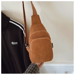 Nahaufnahme der braunen Cord-Brusttasche für Kinder mit mehreren Reißverschlussfächern
