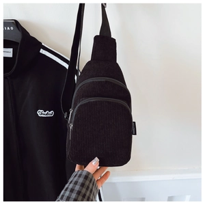 Detail der schwarzen Cord-Brusttasche für Kinder mit Doppelreißverschluss und Gurt