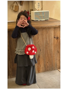 Détail du sac bandoulière en peluche champignon rouge avec pois blancs et sangle