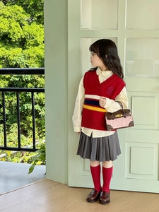 Schuluniform-Set für Kinder mit roter Strickweste und grauem Faltenrock im Brit-Stil