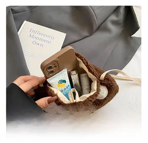 Capacité intérieure du sac champignon en peluche avec téléphone et cosmétiques