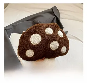 Gros plan du sac à bandoulière en peluche en forme de champignon avec pois pour enfants