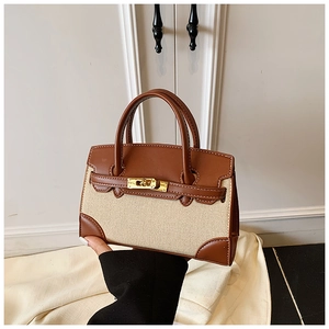 Detail der Mini-Kindertasche mit kontrastierendem braunem Leder und beigem Canvas-Stoff