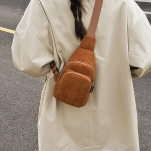 Braune Cord-Brusttasche für Kinder mit Doppelreißverschluss und verstellbarem Riemen