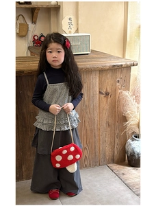 Détail d'un sac bandoulière mignon en peluche en forme de champignon pour enfant rétro
