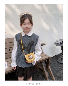 Détail du sac bandoulière jaune pour enfant avec dentelle blanche et poupée chat mignon