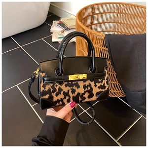 Detail der Mini-Handtasche mit Leopardenmuster, Metall-Drehverschluss und Lederriemen