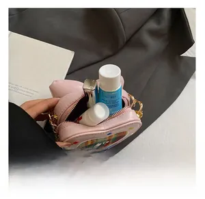 Vue macro montrant la capacité intérieure d'un sac bandoulière rose en forme de cœur pour fille