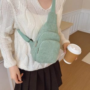 Kinder-Brusttasche aus Cord in Minzgrün mit verstellbarem Riemen für den Alltag