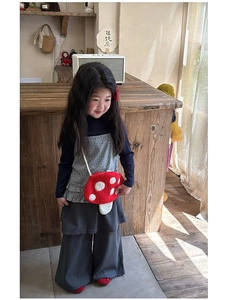 Gros plan sur le sac champignon en peluche rouge à pois blancs et texture douce pour enfant