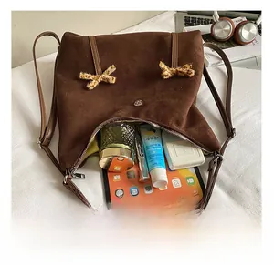 Sac fourre-tout en daim marron avec nœuds léopard, contenant tablette et cosmétiques